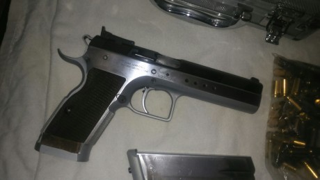 Buenas, vendo tanfoglio del 9 mm parabellum, con doble cañon, el arma se encuentra en Málaga, guiada en 01