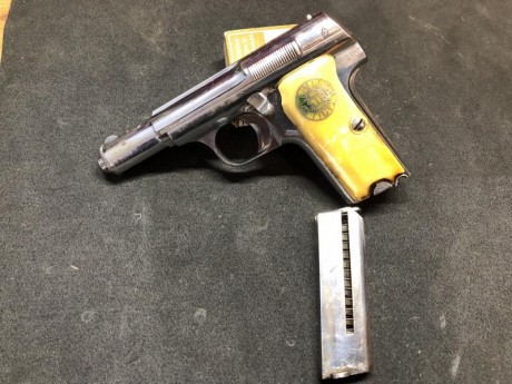 Se vende Astra 300 niquelada guiada en F 
En perfecto funcionamiento 
Año de fabricación 1935 según el 02