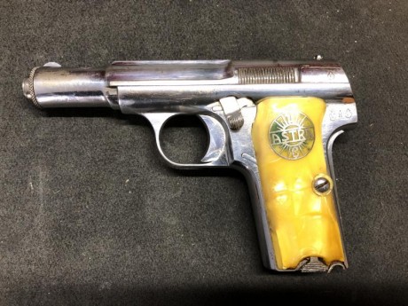 Se vende Astra 300 niquelada guiada en F 
En perfecto funcionamiento 
Año de fabricación 1935 según el 01