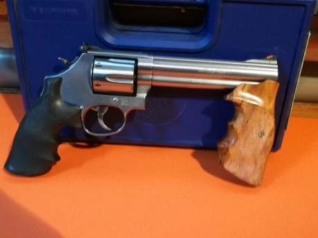 Vendo revolver Smith&Wesson modelo 686 en perfecto estado y con muy pocos tiros.
Características:
Modelo 01