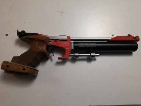 Una de las mejores pistolas de aire para competicion. En perfecto estado de funcionamiento y estetico. 01
