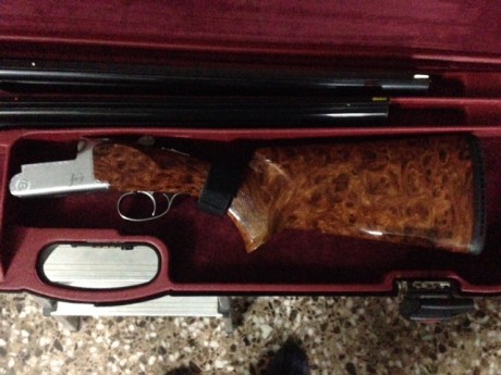 Se vende Escopeta Arramberri FUEGO para TRAP con dos juegos de cañones de 76 Y 81 cm., chokes fijos de 00