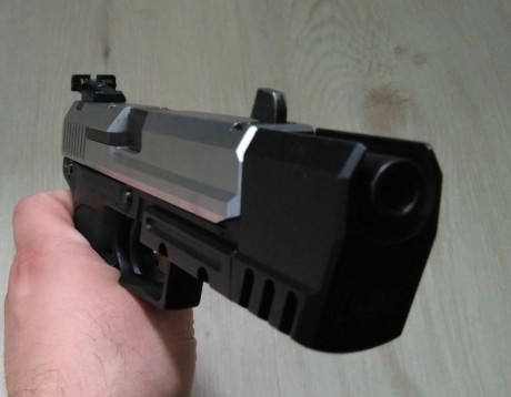 Hola, se vende (muy a mi pesar y por necesidad)  una preciosa HK USP match bicolor del 9 parabelum, dos 81