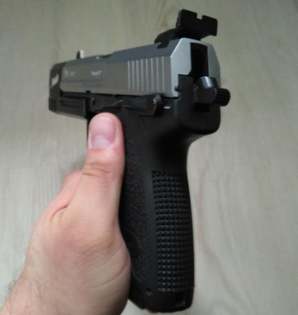 Hola, se vende (muy a mi pesar y por necesidad)  una preciosa HK USP match bicolor del 9 parabelum, dos 80