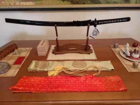 Hola a todos :
Desde hace mas o menos un mes se me metió en la cabeza la idea de hacerme con una katana. 02