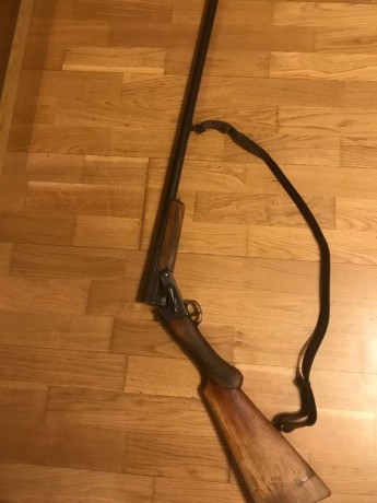 El arma es de un amigo. Teléfono por privado. Escopeta con bastantes años, pero en funcionamiento. Llave 01