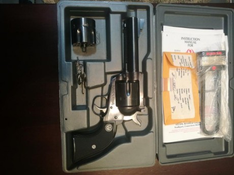 Vendo revolver marca Ruger Americano de cinco pulgadas, con dos tambores, uno para el 9mm parabelum , 00