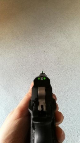 Se vende kjw kp 06 con 2 cargadores pistolera laser y maletin. Admite tambien cargadores de co2 .-totalmente 00