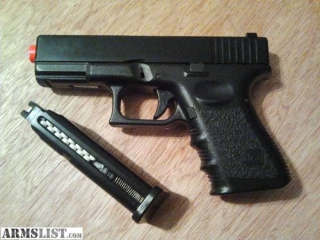Se vende kjw kp 06 con 2 cargadores pistolera laser y maletin. Admite tambien cargadores de co2 .-totalmente 10