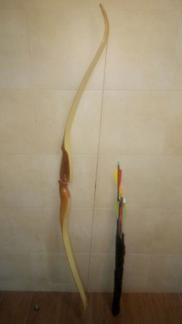 Un amigo me pide que le anuncie aquí la venta de su arco de 62", recurvo, de 45 libras de tensión.
También 00