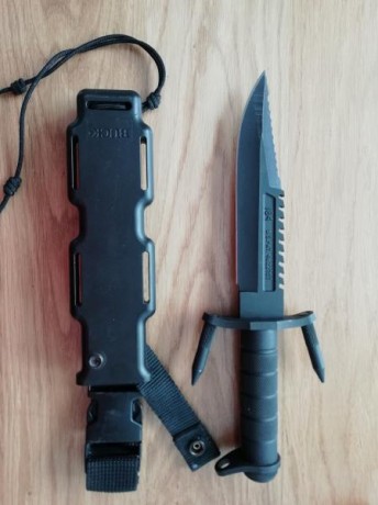 Buenas
Vendo este cuchillo Buckmaster
Nunca ha sido usado,  las marcas que tiene son de meterlo en la 02