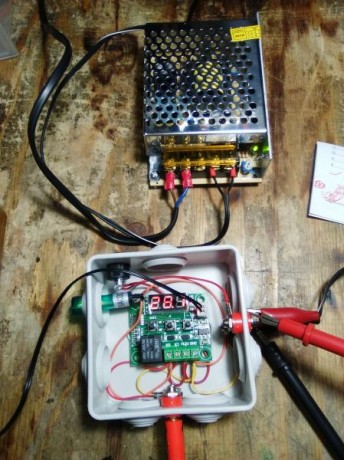 Buenas.
Os pongo unas fotos de la placa que me he fabricado para calentar una recalibradora RCBS.
Es similar 51