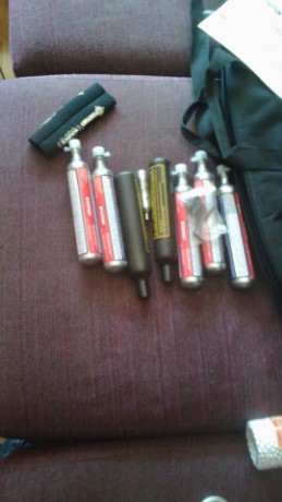 con mira walther 1x 30    140 euros.
 Y diverso material:
7 bombonas co2 88 gr 63 euros con calentador 01