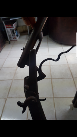 Hola a todos, tengo una escopeta antigua monotiro y me han hecho una pregunta que no se responder, 
 http://www.armas.es/foro/download/file.php?id=436556&t=1 50
