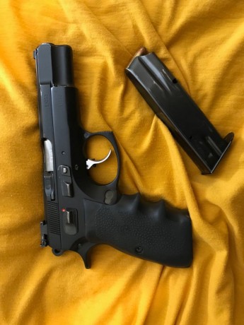 Hola a todos.
Pues eso, que vendo mi CZ 85. Poco que decir sobre este arma que ya no sepáis.
Tiene el 02