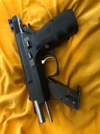 Hola a todos.
Pues eso, que vendo mi CZ 85. Poco que decir sobre este arma que ya no sepáis.
Tiene el 00