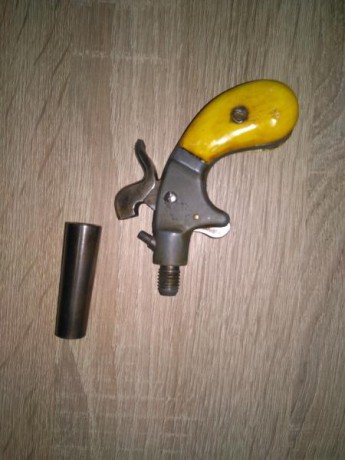 alguien sabe que es esto?
un buen amigo ha comprado este cacharrillo y me ha pedido a ver si puedo averiguar 00