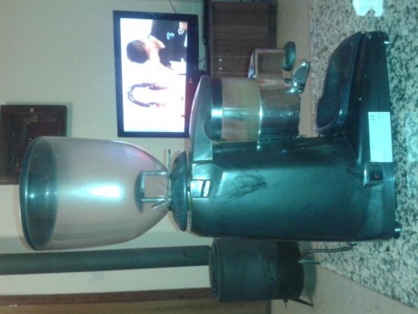 Hola , cambio molinillo de cafe con dosificador profesional ( es de bar) funciona a 220v. Por dies del 00