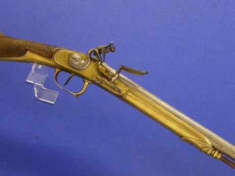 Voy a colocar unas fotos de un arma larga alemana de llave de mecha del siglo XVI. 52