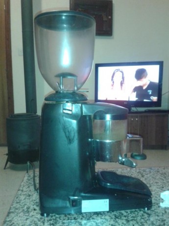 Hola , cambio molinillo de cafe con dosificador profesional ( es de bar) funciona a 220v. Por dies del 10