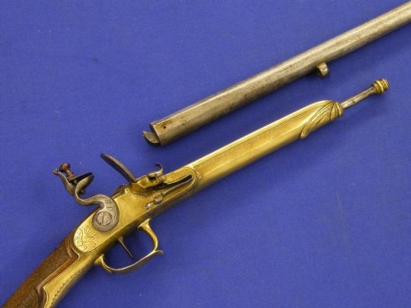 Voy a colocar unas fotos de un arma larga alemana de llave de mecha del siglo XVI. 61