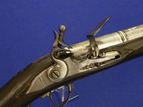 Voy a colocar unas fotos de un arma larga alemana de llave de mecha del siglo XVI. 111