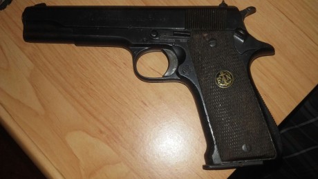 Un compañero vende esta Pistola marca STAR, cal. 9 mm. Largo.

Precio   250 euros   + envío.

El arma 01