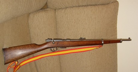 Hola,
Vengo observando que muchas fotografías de armas que se hacen, se hacen sobre la colcha de la cama...¿Acaso 70