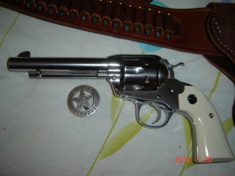 Hola,
Vengo observando que muchas fotografías de armas que se hacen, se hacen sobre la colcha de la cama...¿Acaso 91