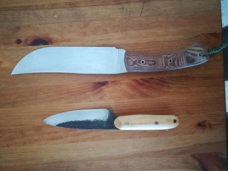 se vende o se cambia esta pareja de cuchillos el grande mide 19 de hoja en acero inox espiga conificada 01
