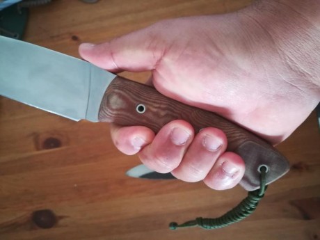 se vende o se cambia esta pareja de cuchillos el grande mide 19 de hoja en acero inox espiga conificada 00