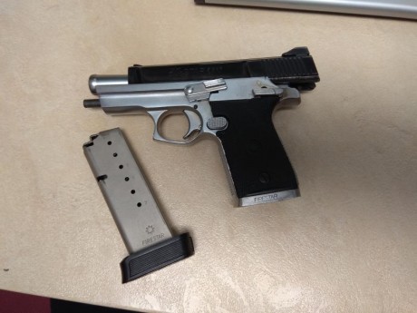 Vendo pistola Star Firestar 9mmP, vendo lo que veis en las fotos, no dispone de caja ni de mas cargadores.
Marca: 00