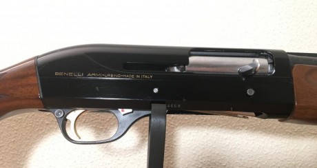 Vendo escopeta  BENELLI SUPER 90  con barichoque interior y boquillas , 2 3/4 y 3 MAG.
 Estado impecable.
 01