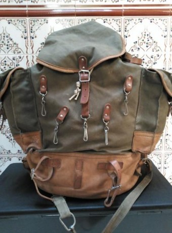 Buenos días, tengo esta mochila y me gustaría saber un poco más de ella, a qué ejército pudo pertenecer, 00
