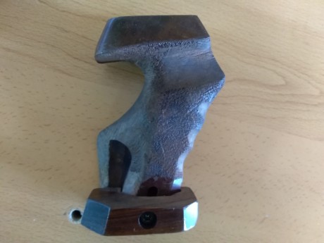 Vendo empuñadura diestra para la Walther GSP, la talla no la se, pero yo tengo la mano pequeña y me ajusta 00