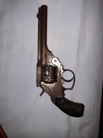 Hola, muy buenas a todos, tengo un revolver antiguo y no identificó ni marca ni fabricante. Es muy parecido 01