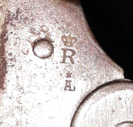 Hola, muy buenas a todos, tengo un revolver antiguo y no identificó ni marca ni fabricante. Es muy parecido 20