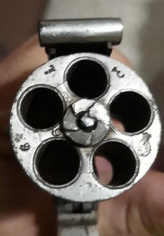 Hola, muy buenas a todos, tengo un revolver antiguo y no identificó ni marca ni fabricante. Es muy parecido 40