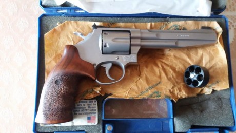 Hola a todos.
Vendo revolver Smith & Wesson 686 del Performance Center, con 6 pulgadas de cañón, en 00