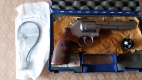 Hola a todos.
Vendo revolver Smith & Wesson 686 del Performance Center, con 6 pulgadas de cañón, en 10