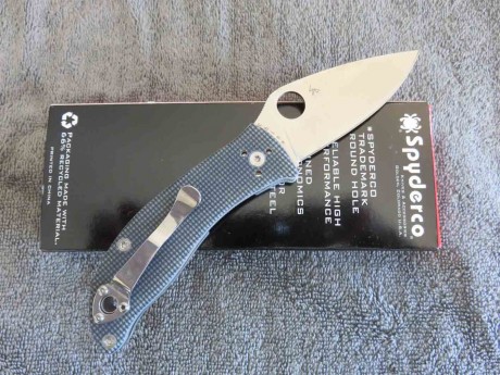 VENDIDA, a estrenar,nueva navaja Spyderco ALCYONE C222 GP6Y.
Precio 35 euros mas 11 portes. Esta en Barcelona 00