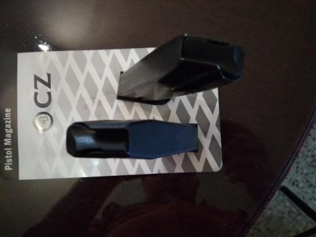 Hola buenas vendo dos cargadores para la pistola famosa CZ 75b en calibre 9mm parabelum usados pero en 02