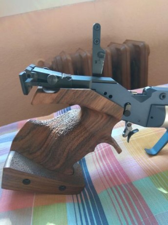 FEINWERKBAU P44 

Pistola para tiro de precisión de aire comprimido tipo PCP... precisa,fiable,vamos..de 40