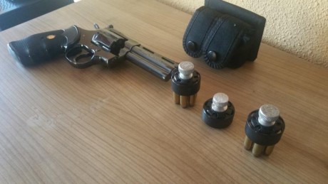Vendo tres Speedloaders para revolveres de seis cartuchos y armazón grande, de la prestigiosa marca HKS 02
