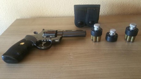 Vendo tres Speedloaders para revolveres de seis cartuchos y armazón grande, de la prestigiosa marca HKS 01