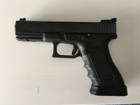 Glock17 3Gen, practicamente nueva. Con miras LPA, toma del cargador y palanca de retenida sobredimensionadas, 02