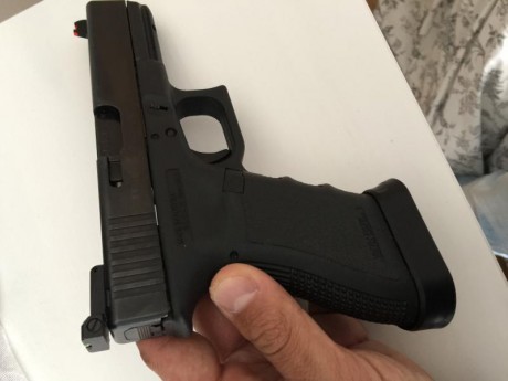 Glock17 3Gen, practicamente nueva. Con miras LPA, toma del cargador y palanca de retenida sobredimensionadas, 01