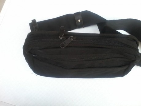 vendo funda rinonera para pistola y un cargador interior, dos departamentos extrior para otro cargador 01