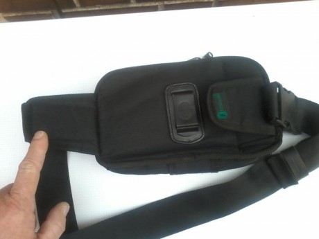 vendo funda rinonera para pistola y un cargador interior, dos departamentos extrior para otro cargador 10