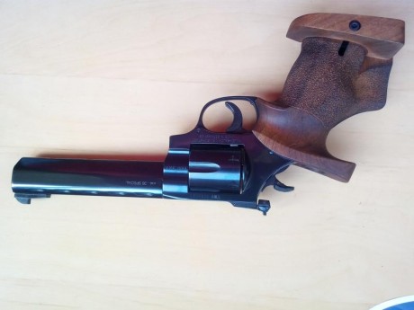 Hola compañeros,

¡¡¡Ved las fotos y regocijaros con la visión de arma tan hermosa!!!

Revolver Weihrauch 02